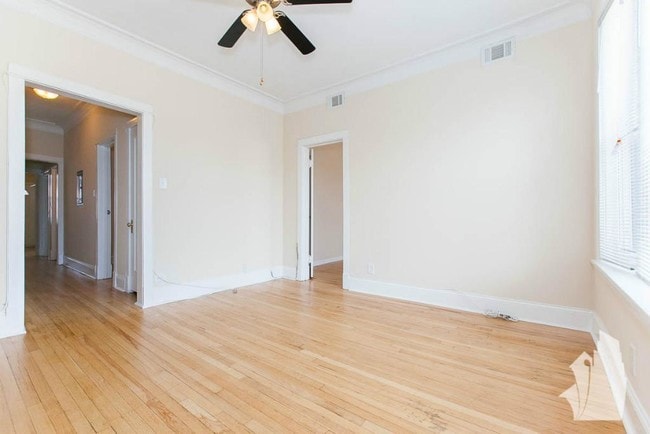 Foto del edificio - 3056 N Greenview Ave