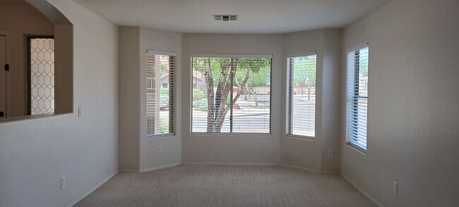 Foto del edificio - Spacious Two Story 4 Bed/3 Bath with Large...