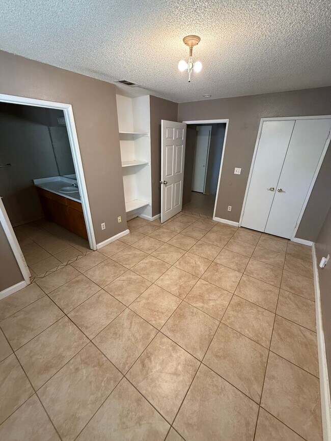 Foto del edificio - 2800 Godford Rd. A