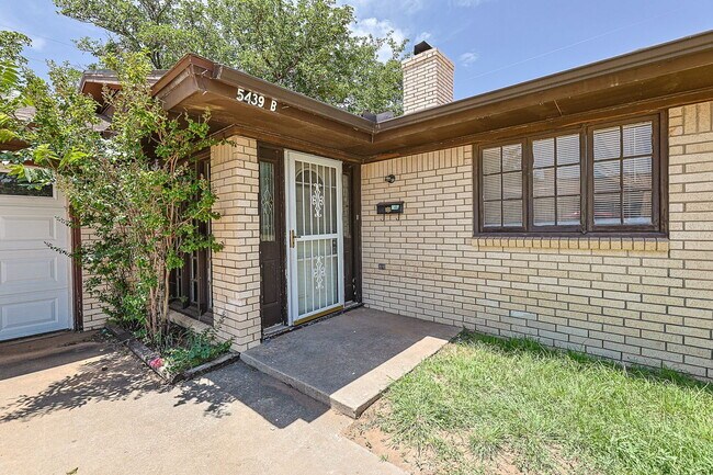 Foto del edificio - "Charming 2-Bedroom Duplex in Lubbock with 2 Full Baths and 1180 Sq Ft of Comfortable Living!"