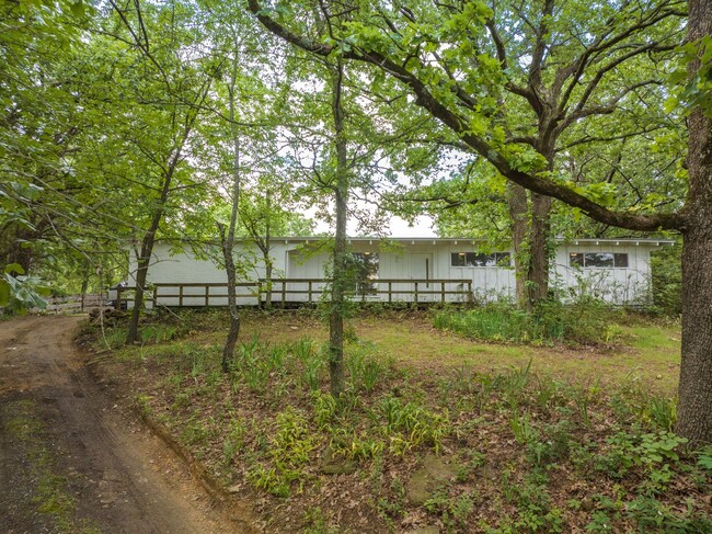 Building Photo - Freshly Updated 3 Bedroom Home