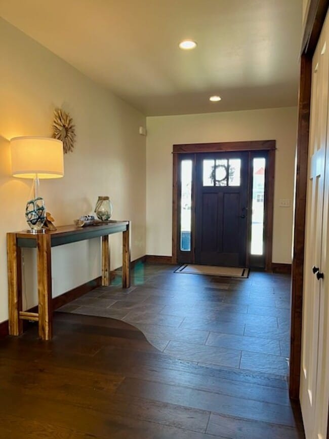 Building Photo - 4 Bedroom Home for Rent in West Bozeman! W...