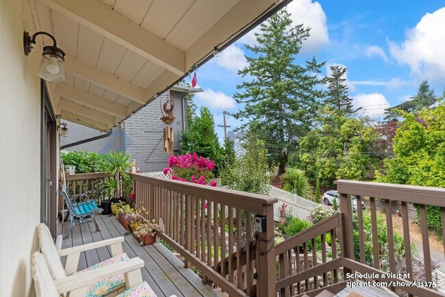 Building Photo - 2454 Chelsea Dr