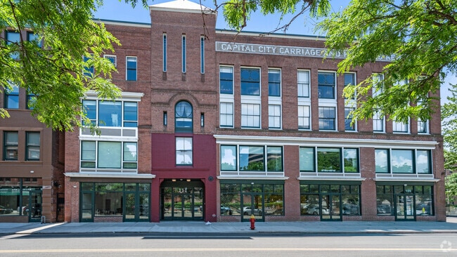 Building Photo - The Hartford Carriage House
