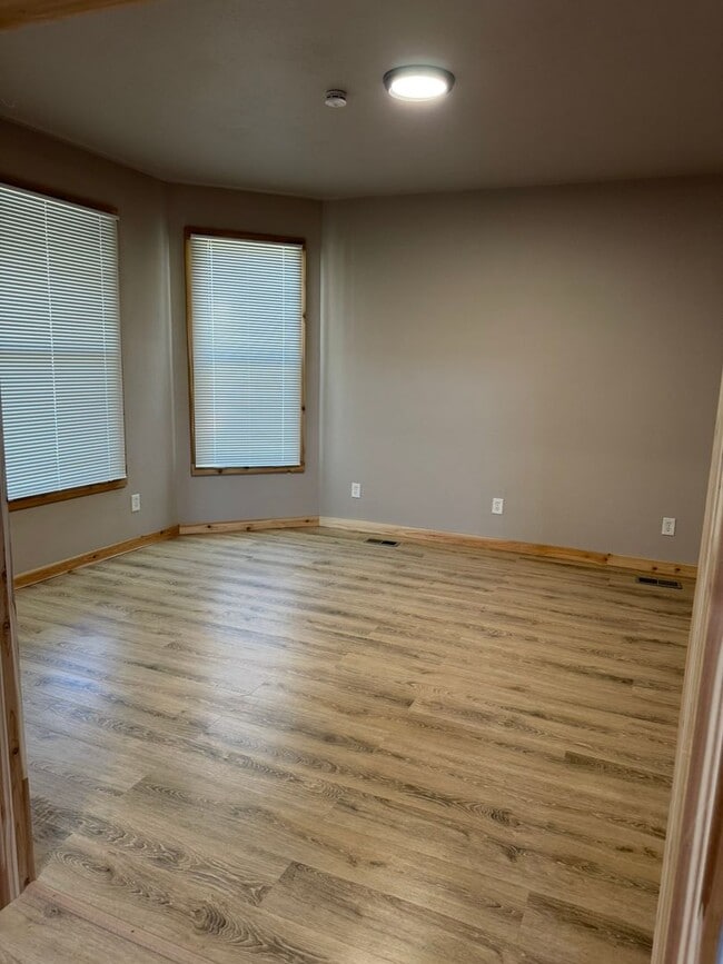 Building Photo - 818 3rd Ave N