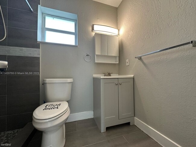 Building Photo - 2 br, 1 bath House - 647 NW 3rd Ave Apt 4