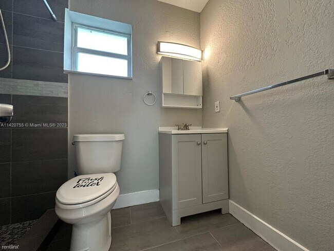 Foto del edificio - 2 br, 1 bath House - 647 NW 3rd Ave Apt 4