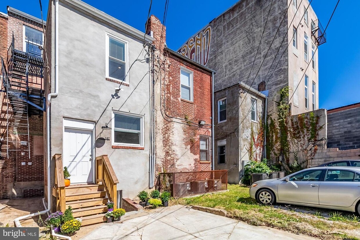 Primary Photo - 137 E North Ave