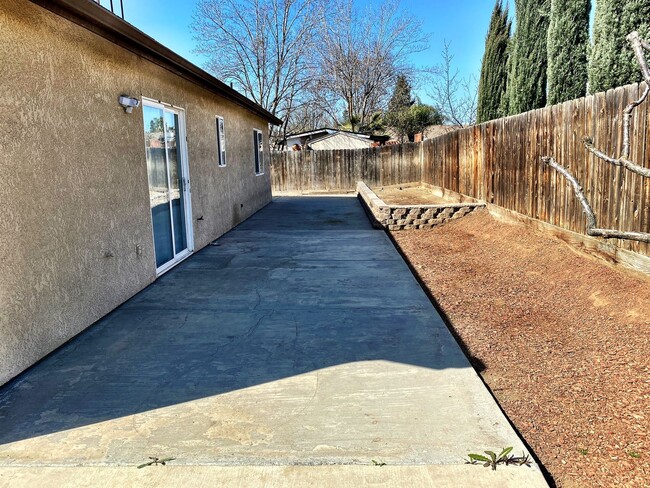 Foto del edificio - 1842 CABRILLO AVE - 3 BEDROOM 2 BATH - TULARE
