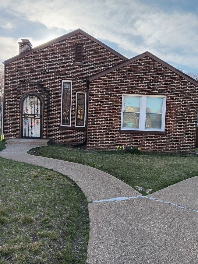 Building Photo - Spacious 2 Bedroom Home