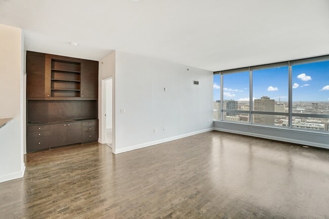 Building Photo - 1901 S Calumet Ave