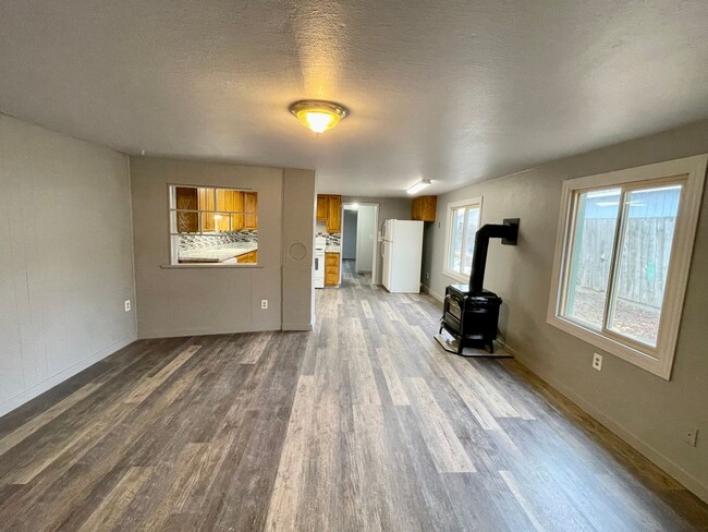 Building Photo - One-level Home in a Country Setting!