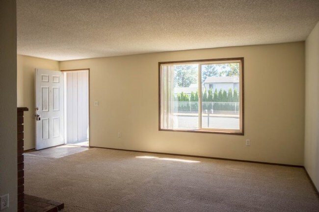 Building Photo - 3 Bedroom duplex in great location!