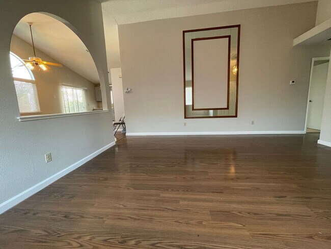 Building Photo - 1080 Camellia Ln