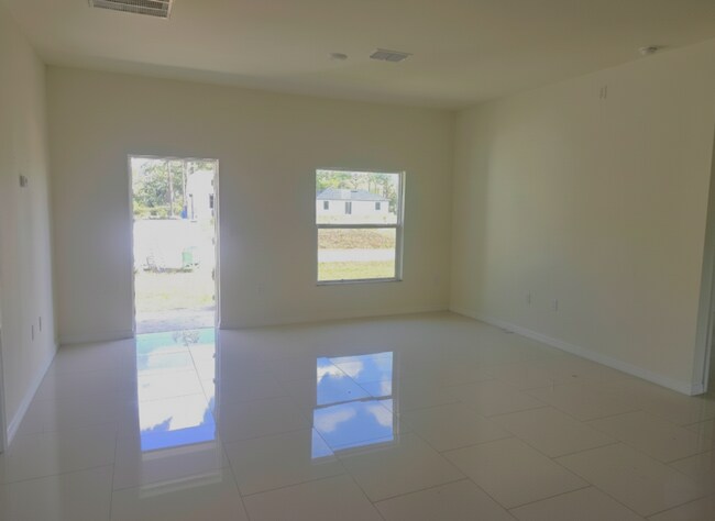 Foto del edificio - Must SEE- 3/2/1 single family home- South Lehigh Acres