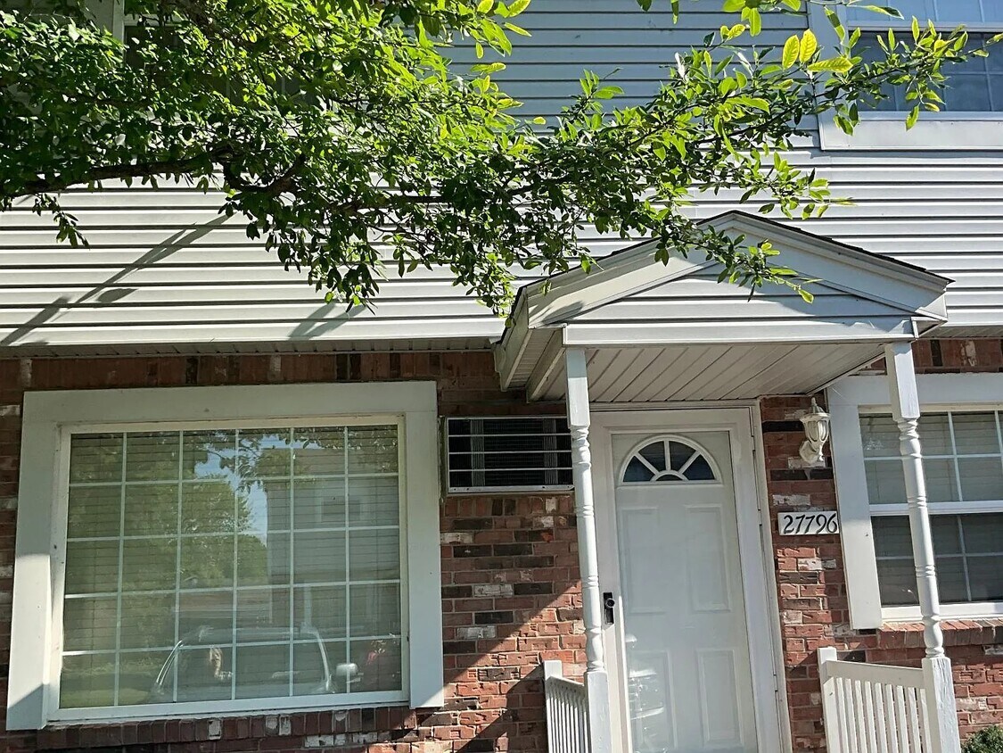 Front entry - 27796 Reo Rd