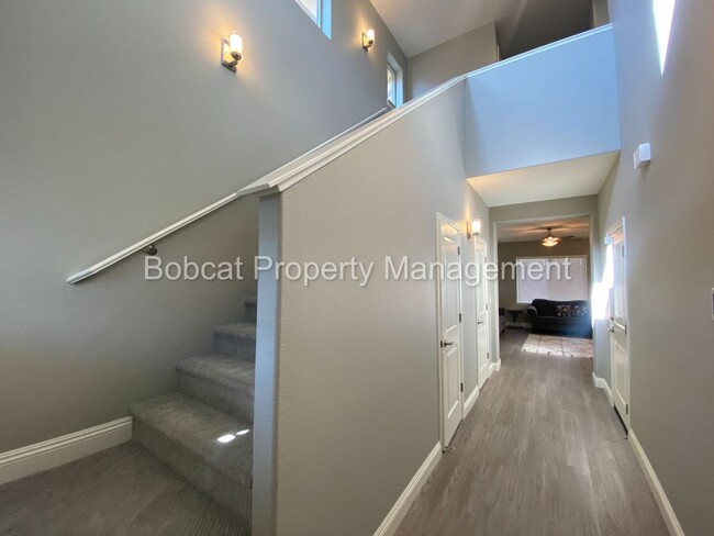 Building Photo - Furnished Townhome, Perfect for Legislativ...