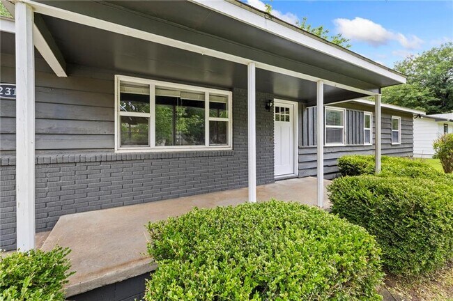 Building Photo - 2312 W Holly St