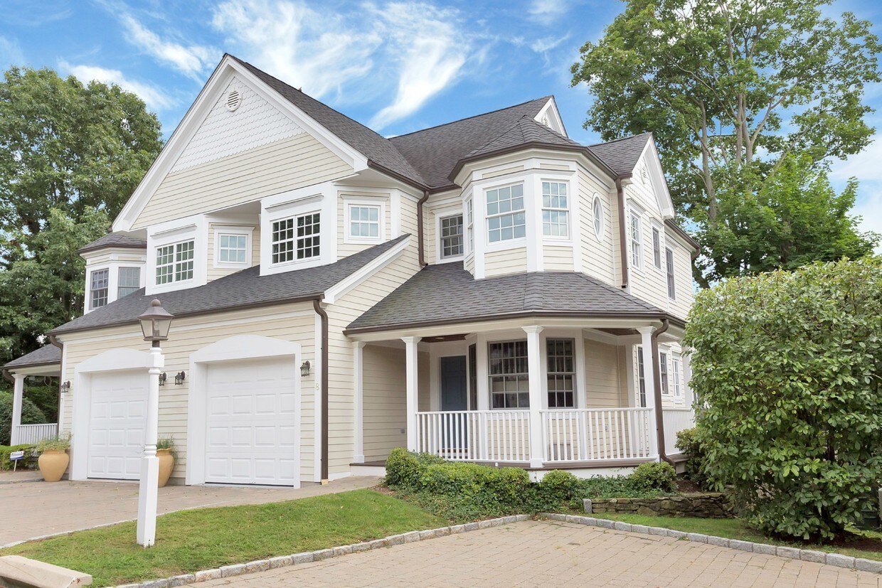 Front - 147 Holly Hill Ln