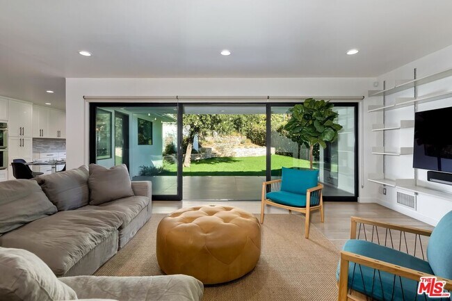 Foto del edificio - 2400 Glendower Ave