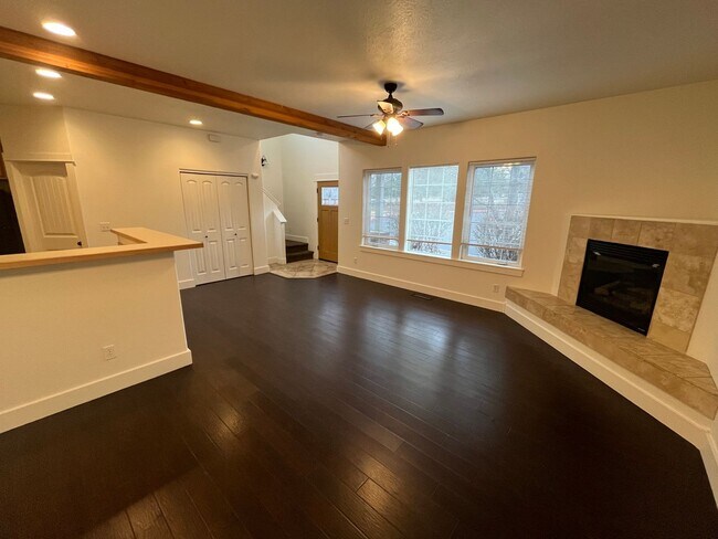 Building Photo - 3 Bed/2.5 Bath Single Family Home Close to the Old Mill