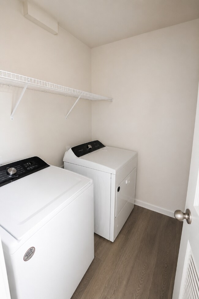 Foto del edificio - 4 Bedroom 2.5 bath with a loft Singe Family House for Rent