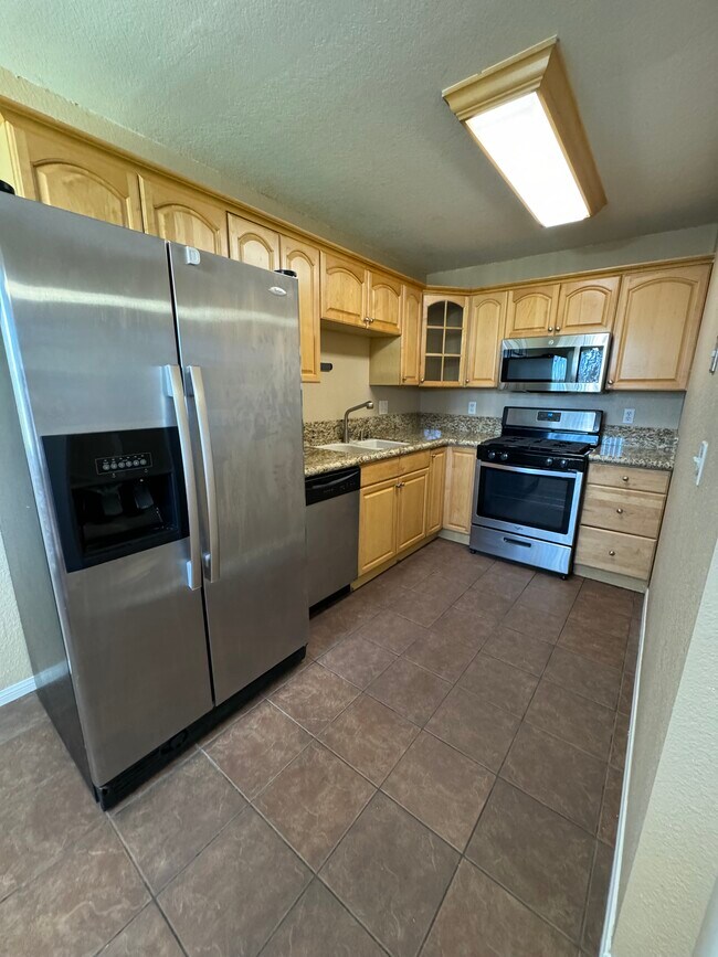 Building Photo - 868 E Alvarado St