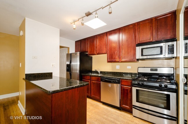 Building Photo - 7610 N Rogers Ave