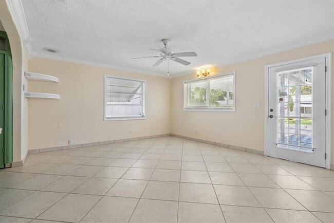 Foto del edificio - 240 NW 24th Ct