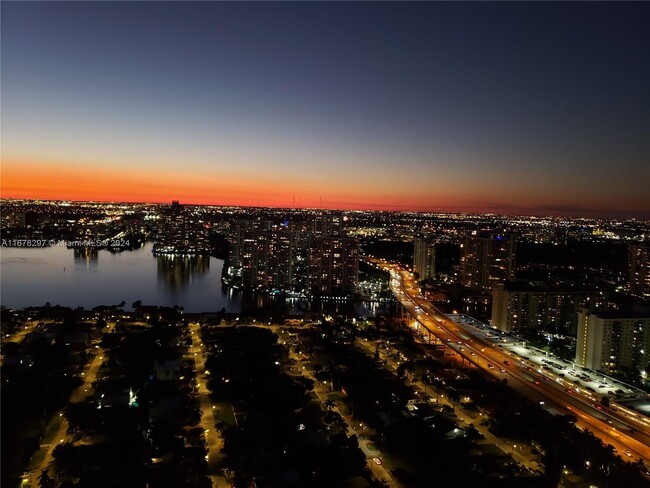 Foto del edificio - 18975 Collins Ave