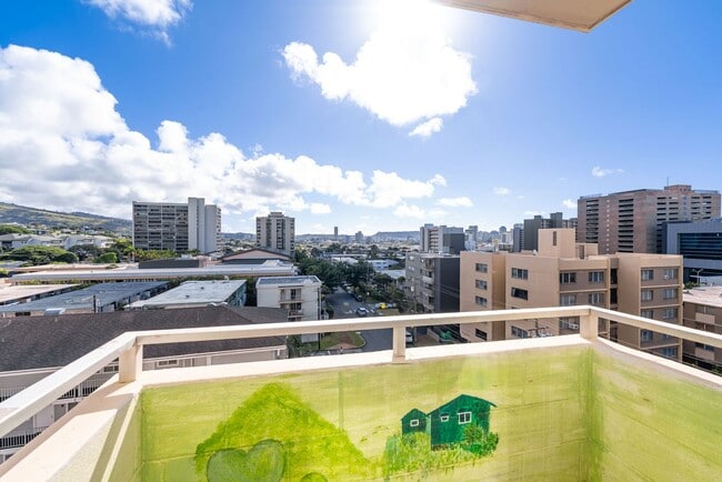 Building Photo - Punahou Pulelehua 2 Bedroom 1 Bathroom 1 Parking 7th Floor Condominium