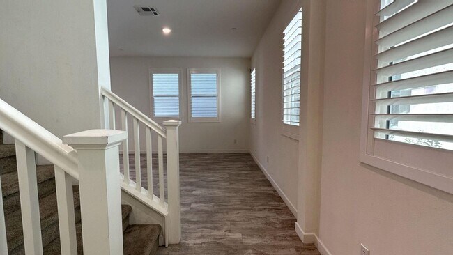 Foto del edificio - Modern 4 Bedroom 3 Bathroom Home in Loma L...