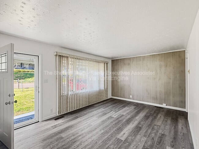 Foto del edificio - 1704 Lenland Ave