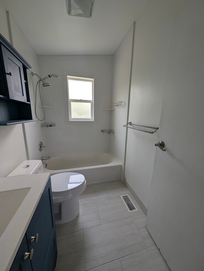 Baño completo en la planta superior - 1022 E 5290 S