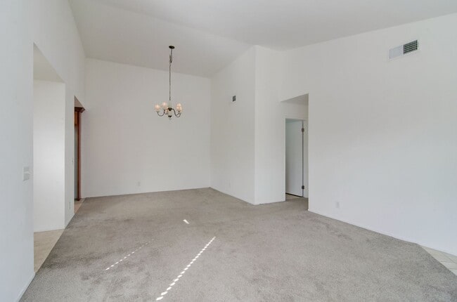 Building Photo - 2 Bedroom Condo Located In Quiet Irvine HO...