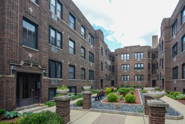 Building Photo - 726 W Addison St