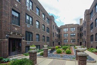 Building Photo - 722 W Addison St