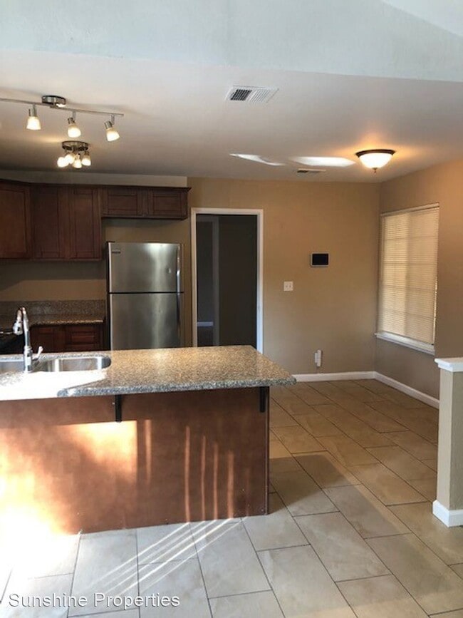 Building Photo - 4 br, 2 bath House - 345 Amber Ave