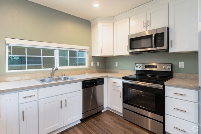 2BR, 1BA - Residence 1 Upgraded - Briarwood Apartments