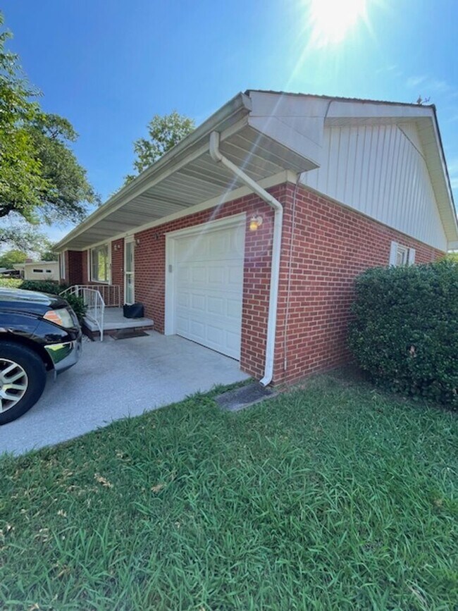 Foto del edificio - Maryville 37804 - 3 bedroom, 2 bath ranch home - Contact Debra Johnson (865) 591-8281