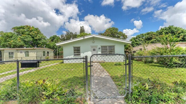 Foto del edificio - 2341 Rutland St