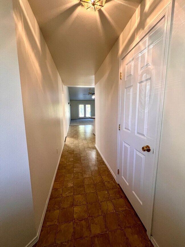 Building Photo - r2213