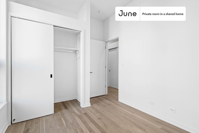 Building Photo - Private bedroom in 4 bed/3.5 bath Home