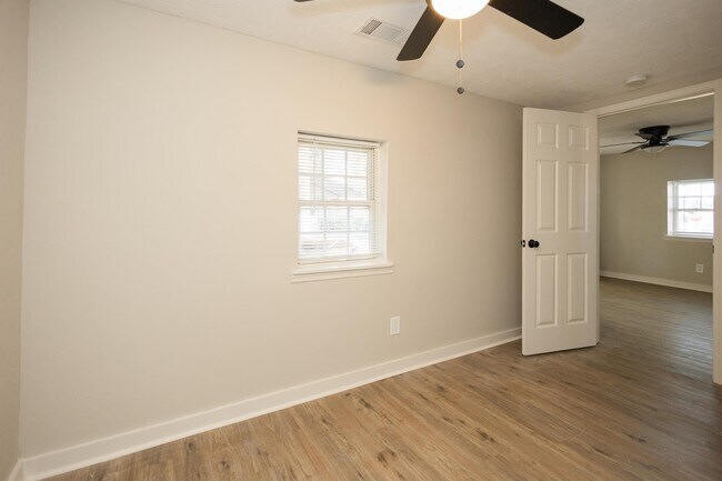 Building Photo - 1465 Pine Dr