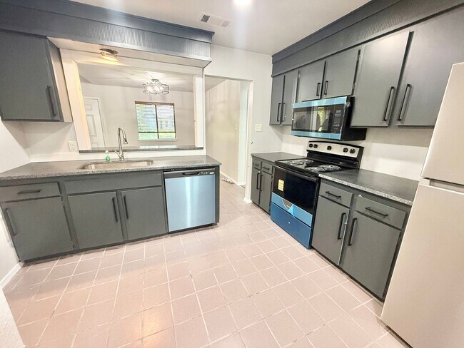 Building Photo - Newly renovated 2-bed/2-bath