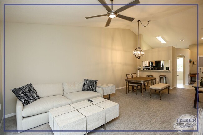 Building Photo - ***NORTH NAPLES***FURNISHED ANNUAL ***GREA...