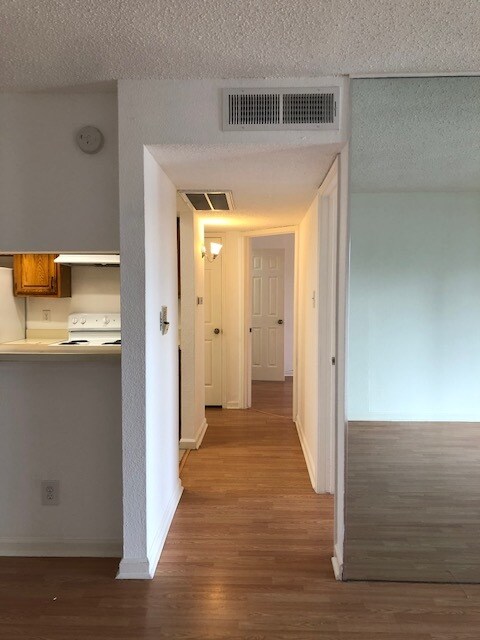 Foto del edificio - 2830 S Bartell Dr