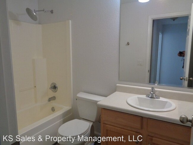 Building Photo - 3 br, 2 bath House - 631 E. Banelli Pl.