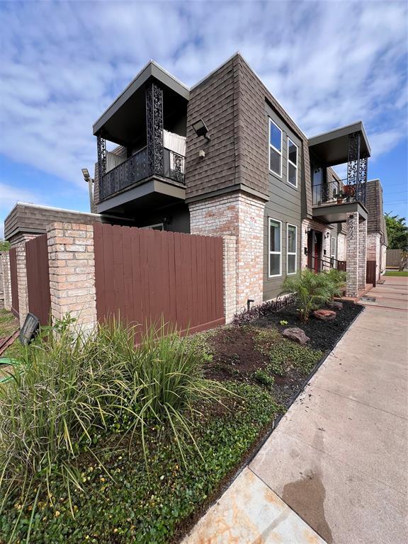 Foto del edificio - 5922 Fairdale Ln
