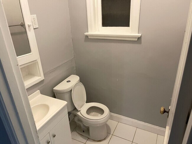 Foto del edificio - Large Spacious 4 BR 1.5 BA Ready to be Cal...
